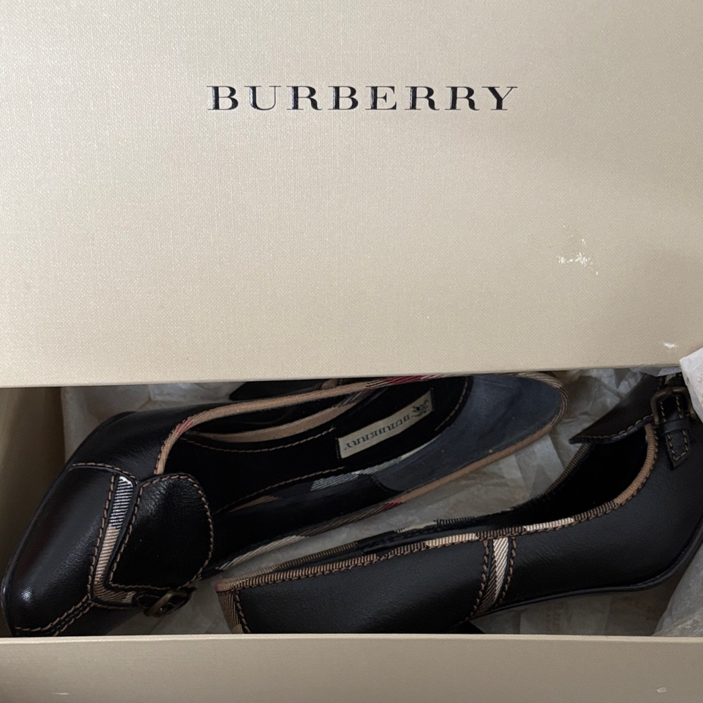 Burberry Black Leather heels with Buckle Detail